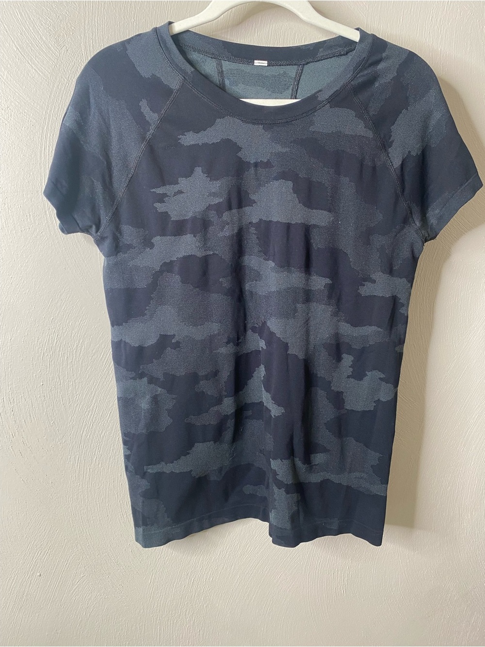ATHLETA Medium Women's Camo Short Sleeve workout tee